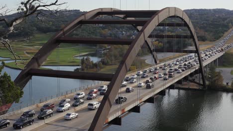 Este-Video-Trata-Sobre-El-Tráfico-En-El-Puente-Penney-Backer-En-Austin,-Texas