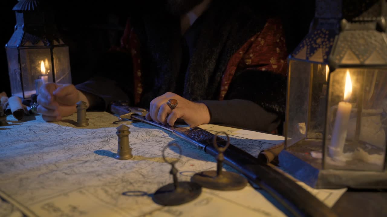 술탄은 봉인된 문서를 잘라서 읽습니다.