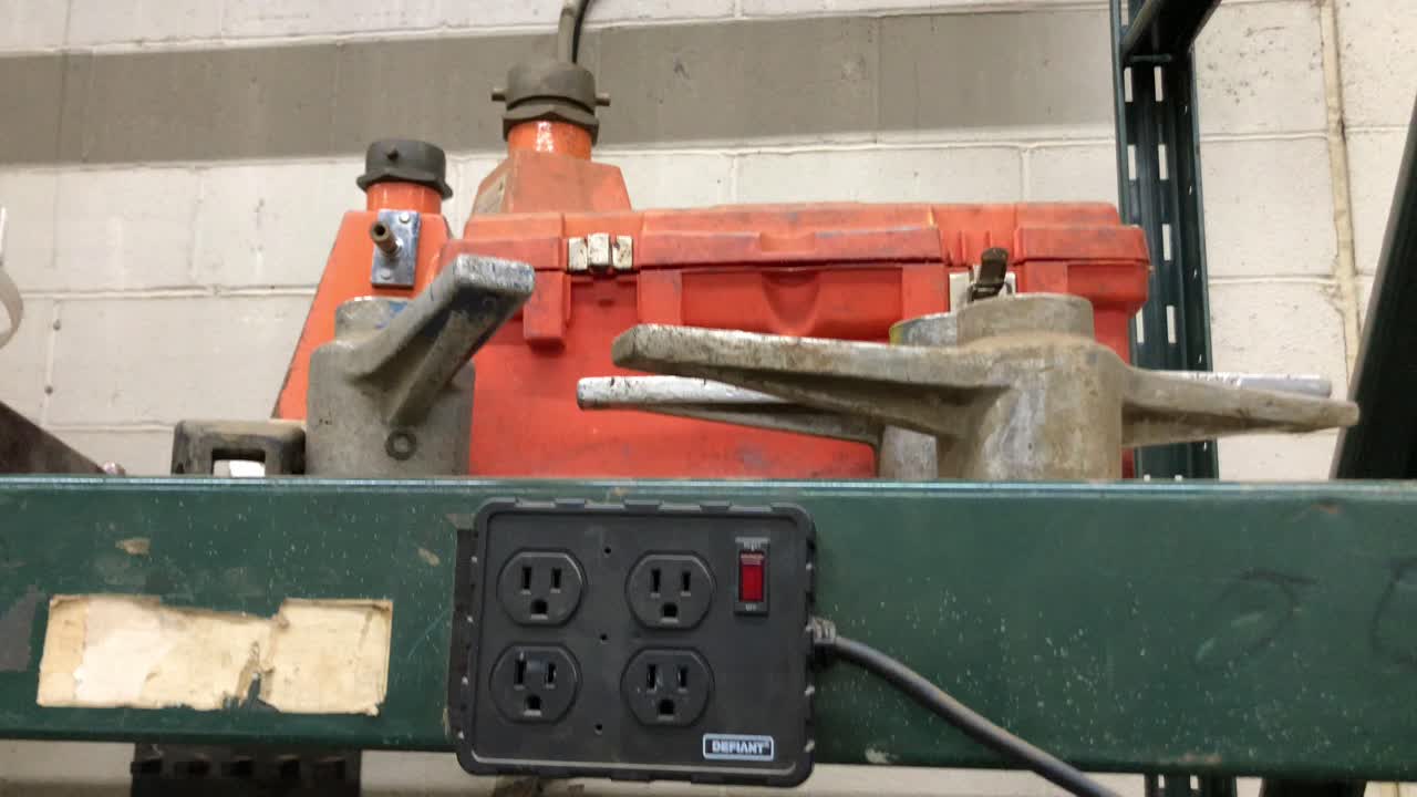 금속-철 작업자 코너의 일부를 빠르게 촬영