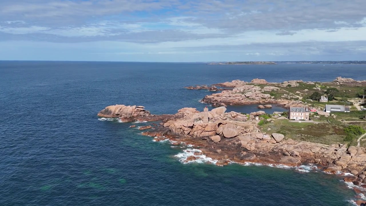 Ripresa aerea panoramica con drone del Faro di Ploumanac'h, Costa di Granito Rosa, Bretagna, Francia.