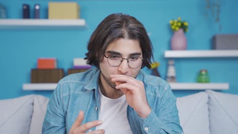 el joven sin tacto que no puede ser serio.