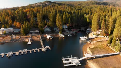 Toma-Aérea-De-Casas-En-Un-Hermoso-Lago-Durante-La-Hora-Dorada