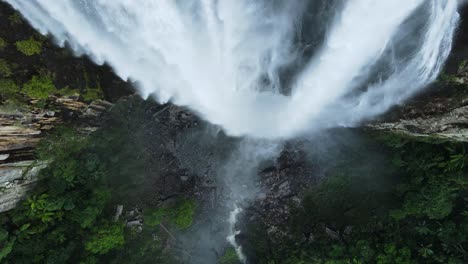 Vista-única-Que-Cae-En-Cascada-Por-Una-Majestuosa-Cascada-Que-Se-Eleva-Sobre-Una-Exuberante-Selva-Tropical