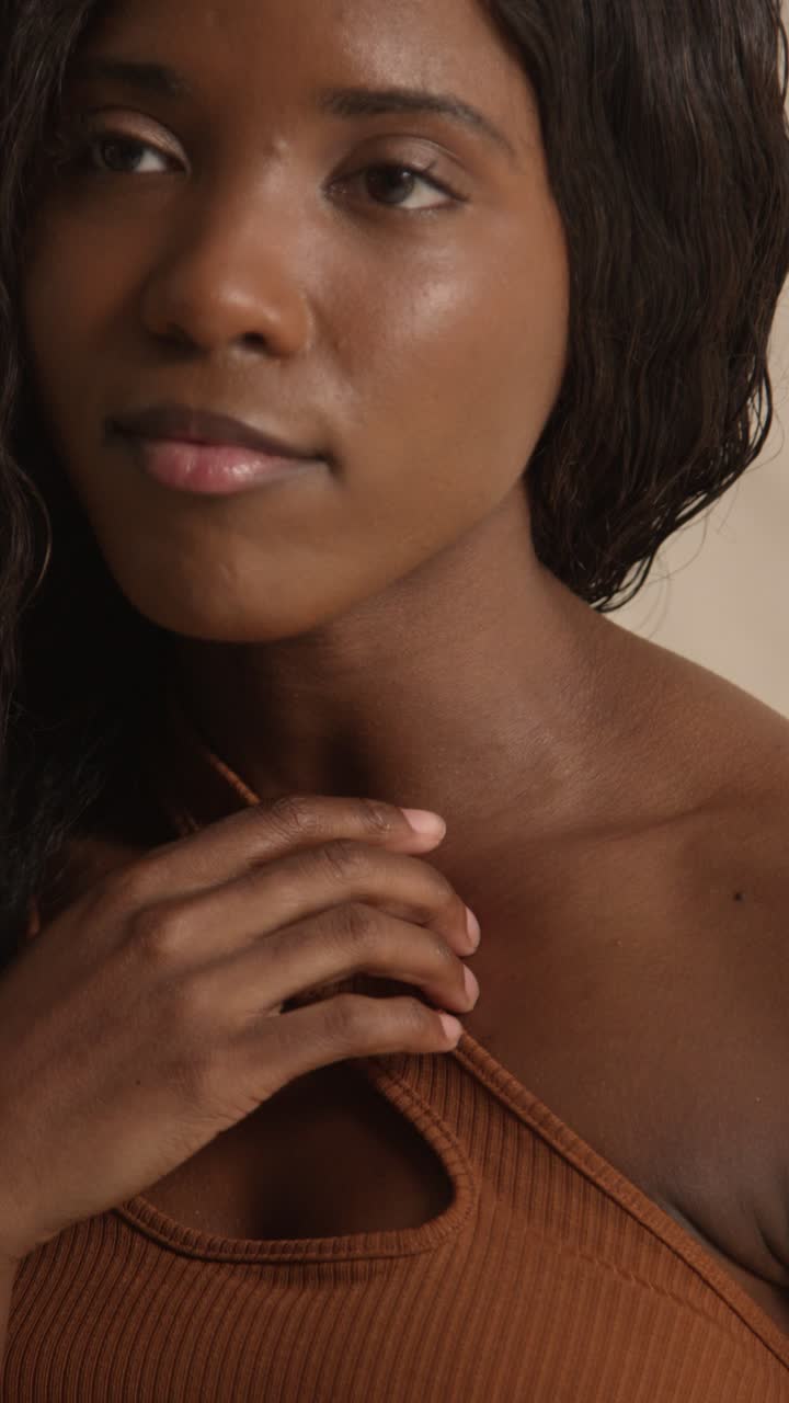 fotografía de belleza de estudio de una mujer joven sonriente con cabello largo contra un fondo neutral 6