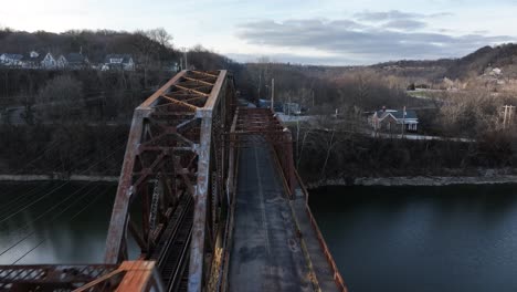 Antiguo-Puente-Ferroviario-Rj-Corman-En-El-Centro-De-Frankfort-Kentucky-Durante-La-Puesta-De-Sol-Con-Una-Plataforma-Rodante-Aérea-Sun-Flare