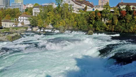 el rin cae cerca de zúrich en el verano indio, cascada en suiza