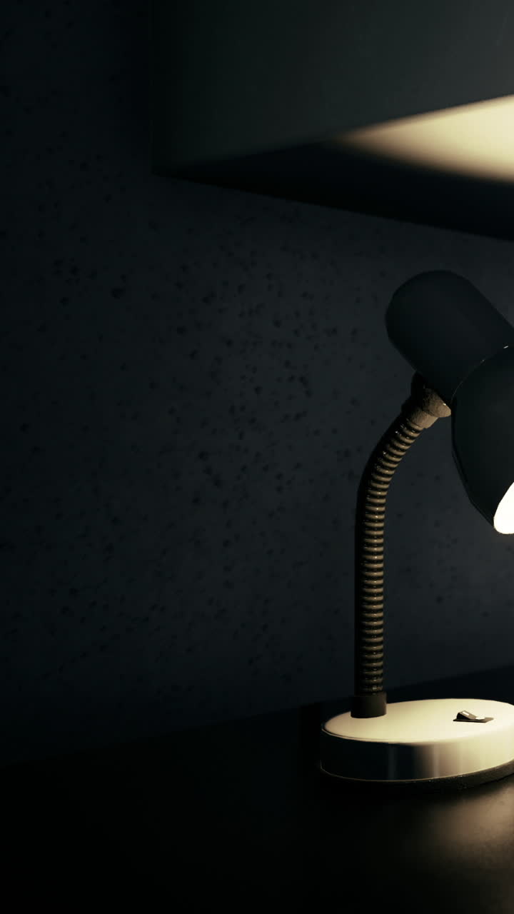 Lampada da scrivania luminosa valorizza uno spazio di lavoro moderno dal design elegante di notte