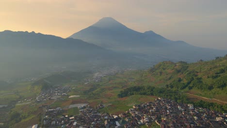 Pueblo-Con-Hermosa-Vista-De-La-Montaña-Y-El-Cielo-Del-Amanecer