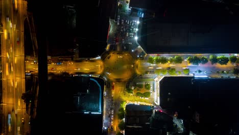 china hora nocturna ciudad de wuhan tráfico calle cruce de carreteras círculo puente peatonal vuelo aéreo panorama 4k lapso de tiempo