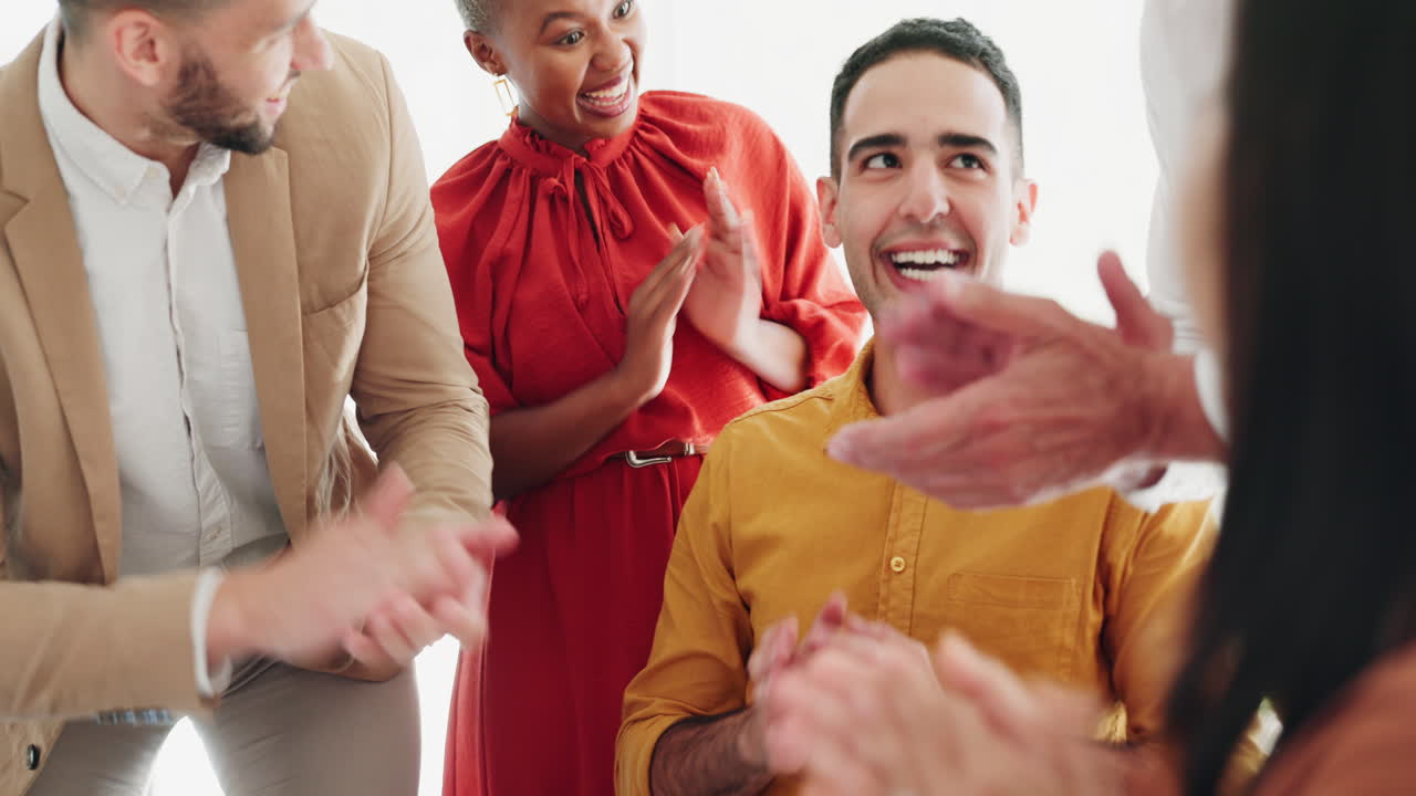 hombre de negocios, aplaudiendo y trabajo en equipo felicitaciones