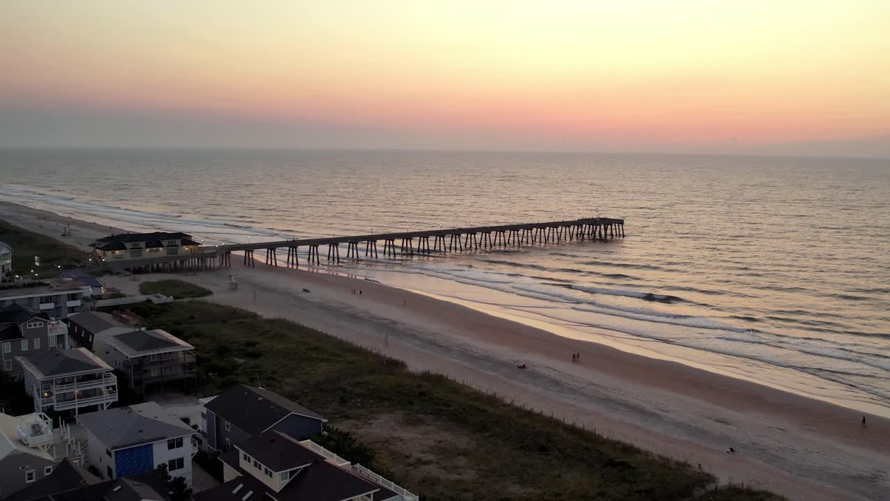 Ripresa aerea all'alba del molo da pesca a Wrightsville Beach, NC