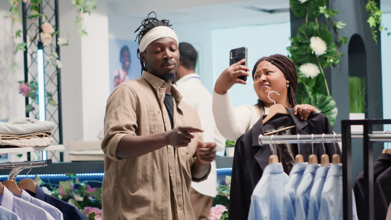 mujer decepcionada por una camisa costosa