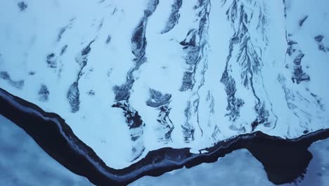 Video-Aéreo-De-Un-Lago-Congelado-En-Suiza,-Video-De-Drones-Del-Clima-Invernal-En-Europa,-Suelo-Nevado