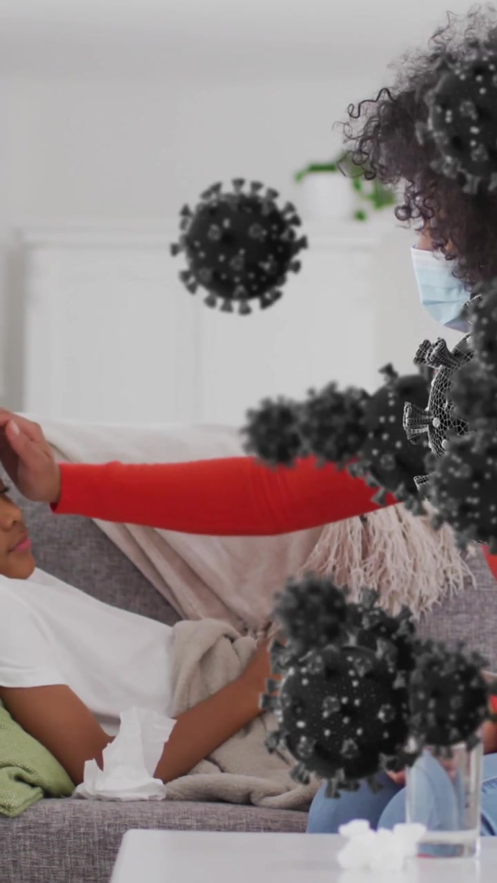 Animazione di cellule virali su donna afroamericana e suo figlio sdraiati sul divano