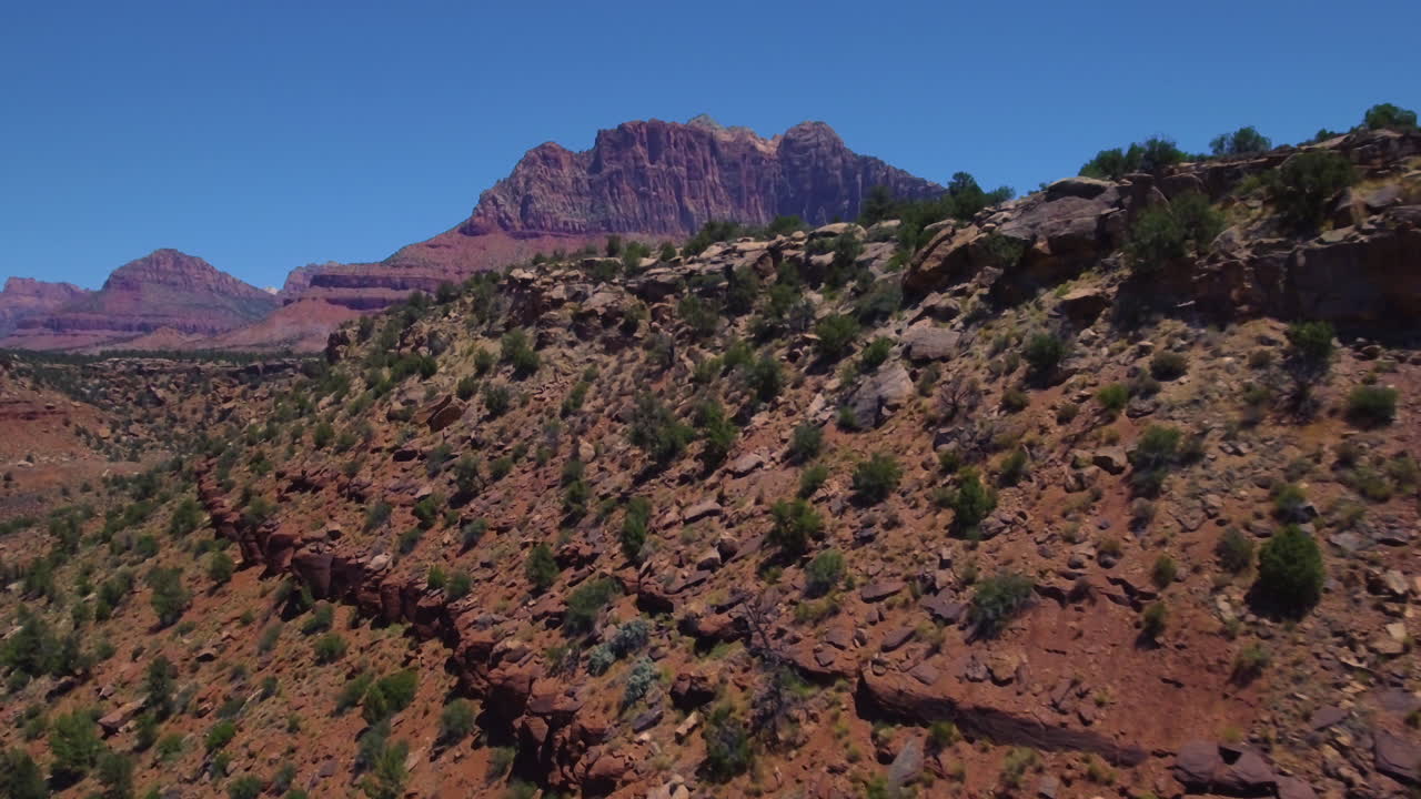 tiro de drone del lado del acantilado del monte sion ubicado en el sur de utah, estados unidos