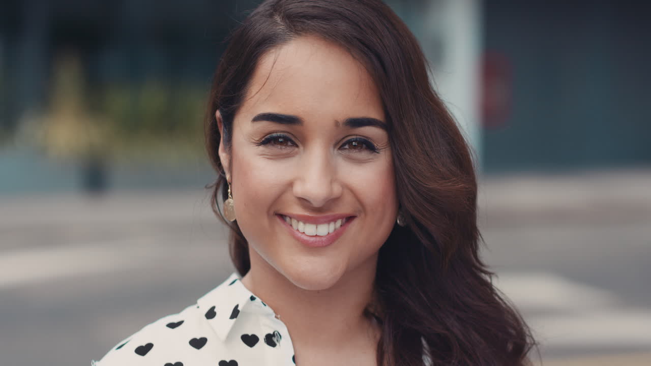 retrato en cámara lenta de una hermosa mujer india sonriendo en la ciudad