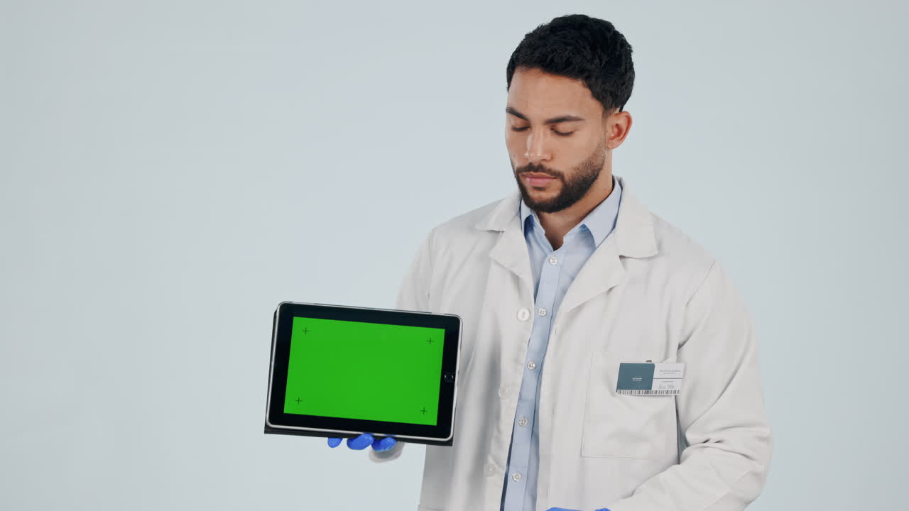 cara, médico y pantalla verde en la tableta