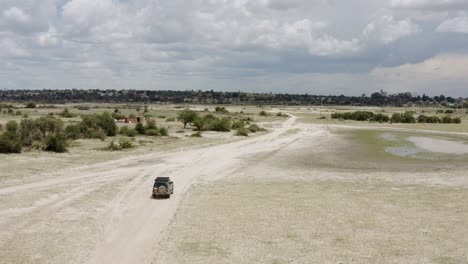 Jeep-Fährt-In-Der-Afrikanischen-Savanne