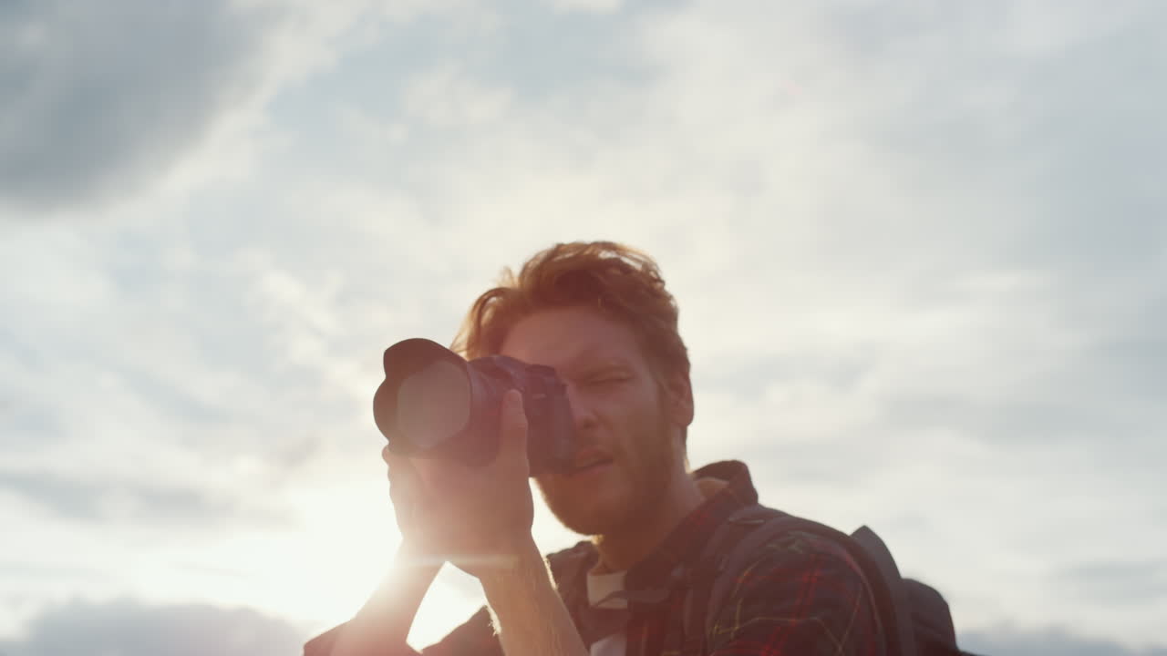 fotografiar hipster disfrutar de la cámara de disparo de fotos en la naturaleza salvaje amanecer