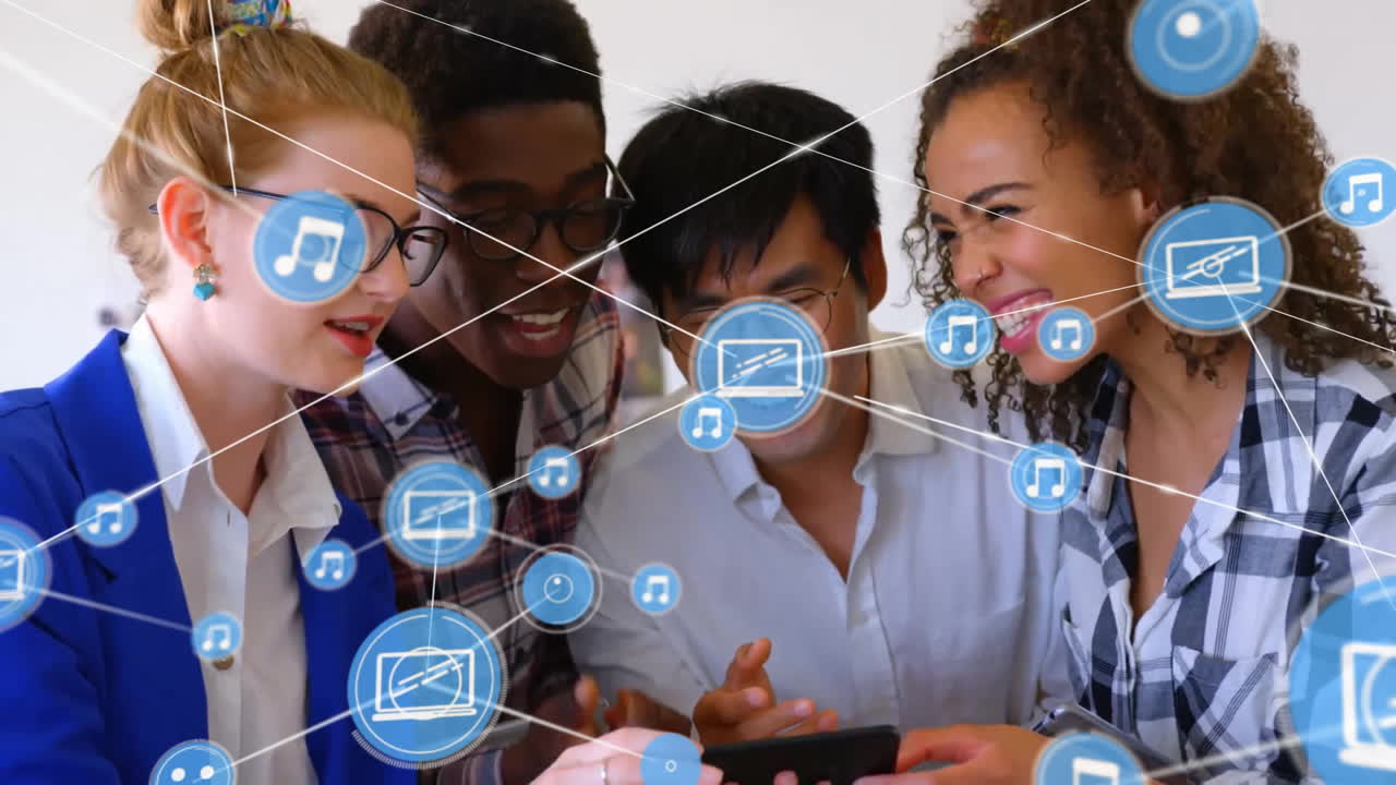 스마트 폰을 사용하는 다양한 사업가들에 대한 아이콘과 연결 네트워크의 애니메이션