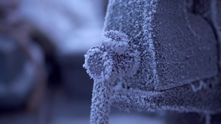 Maniglia congelata in inverno
