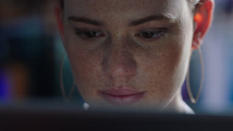 retrato de cerca de una mujer hermosa usando una tableta sonriendo disfrutando de la navegación por internet mirando la pantalla trabajando hasta tarde