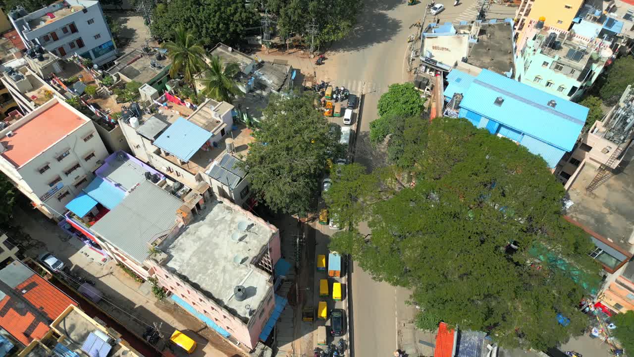 drone se mueve hacia el frente en la calle en la ciudad de bangalore en la india.