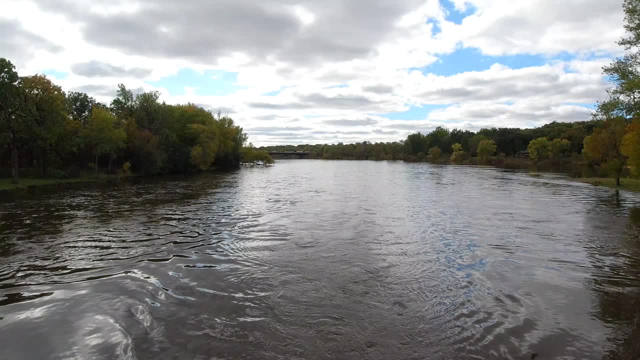 Flodløb gennem bro i skov under åben himmel - Fox River