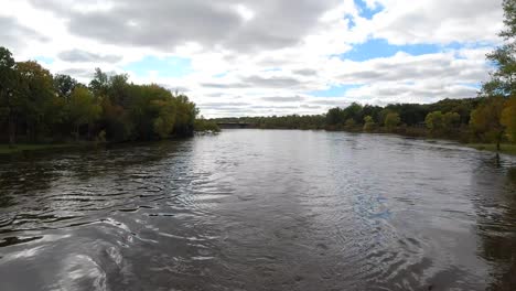 El-Flujo-Del-Río-A-Través-Del-Puente-En-El-Bosque-A-Cielo-Abierto---Fox-River