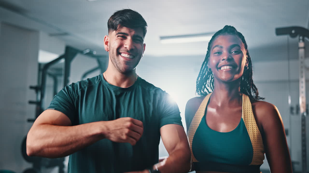 pareja de fitness en el gimnasio