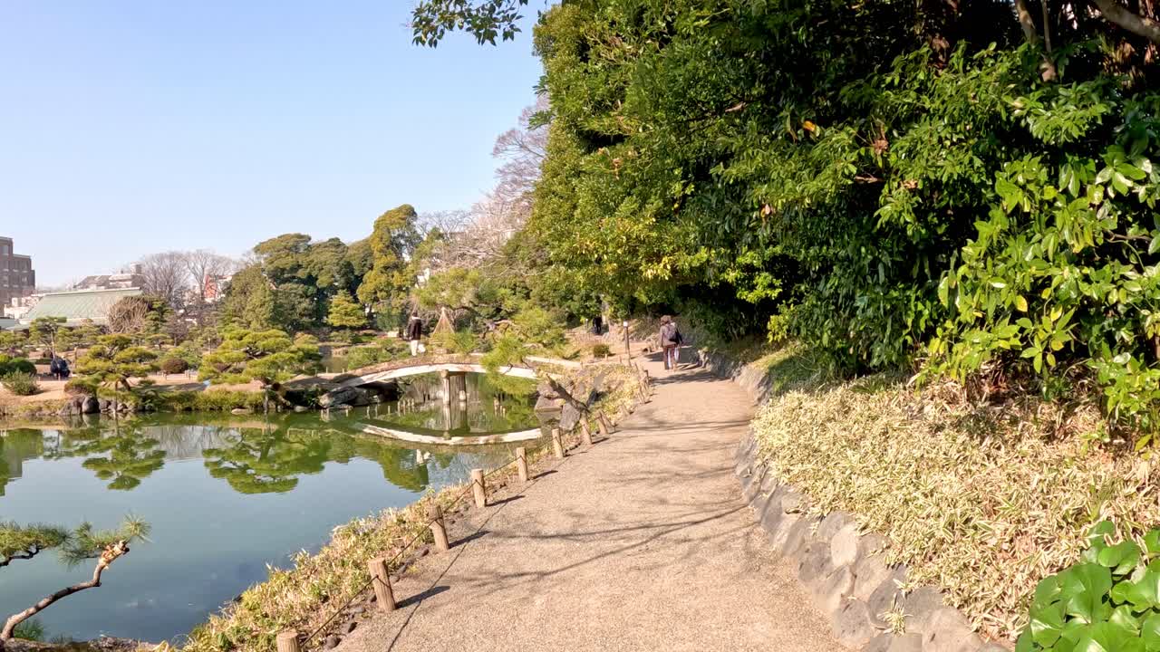 조용 한 공원 연못 을 둘러싼 평화로운 산책