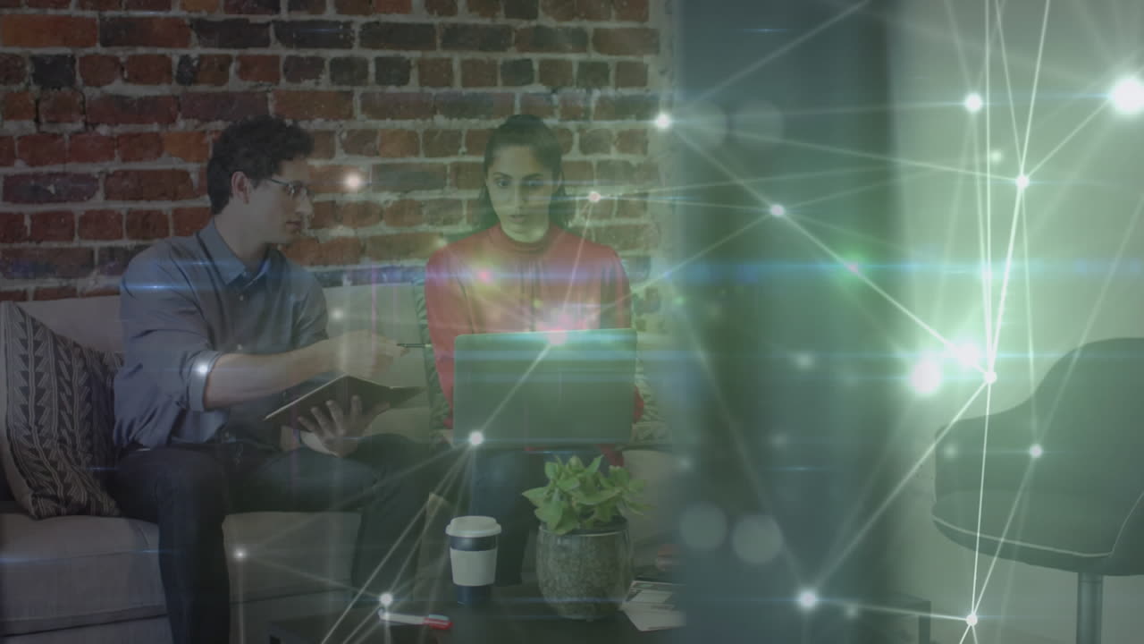 animación de una red brillante de conexiones sobre un colega masculino y femenino trabajando con una computadora portátil