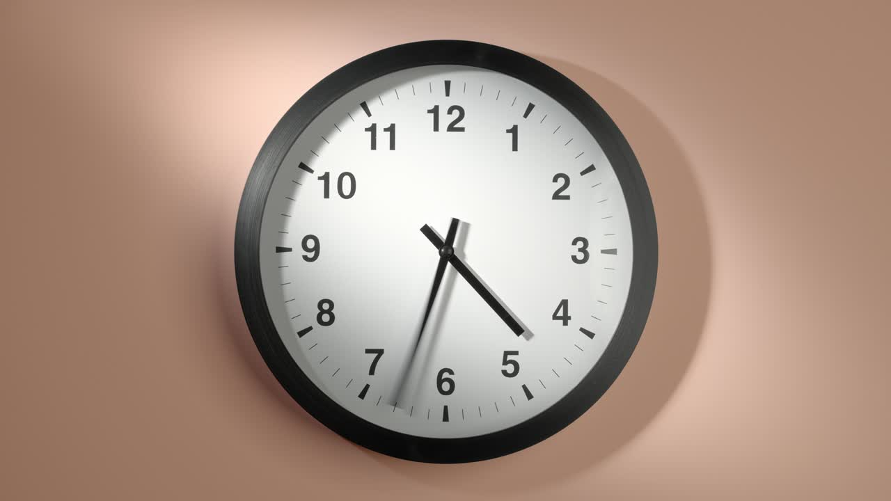 reloj en la pared de color beige crema en el lapso de tiempo