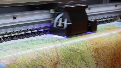 impresora uv digital moderna de gran formato. tecnologías de producción de impresión. el pinado uv es el proceso de aplicar una dosis de luz ultravioleta de baja intensidad a una tinta curable uv
