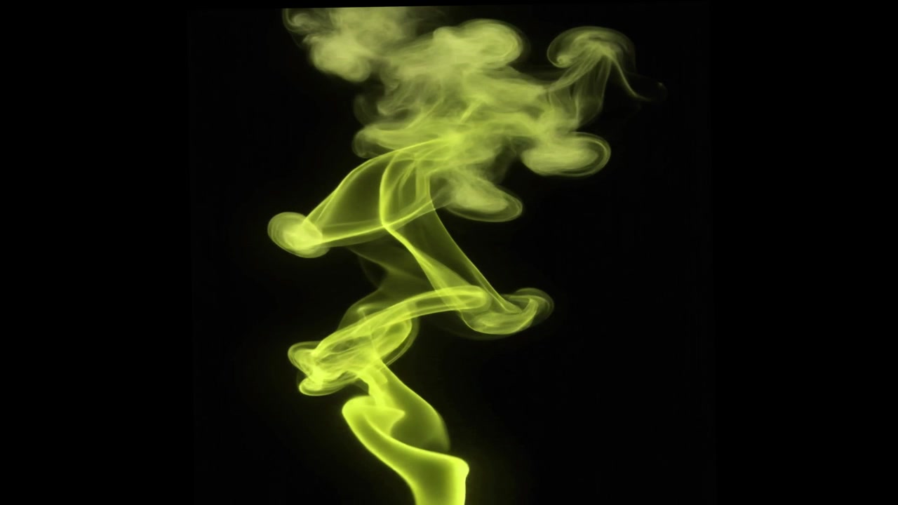 Fumo giallo astratto che si innalza su sfondo nero