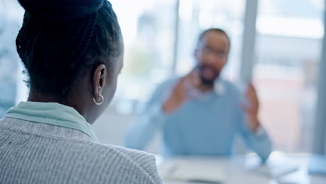 oficina, hombre negro y mujer con consejos