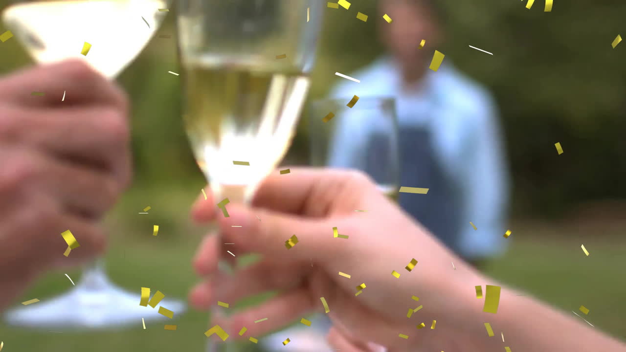 Bicchieri di champagne che tintinnano, persone che festeggiano all'aperto con animazione di coriandoli dorati