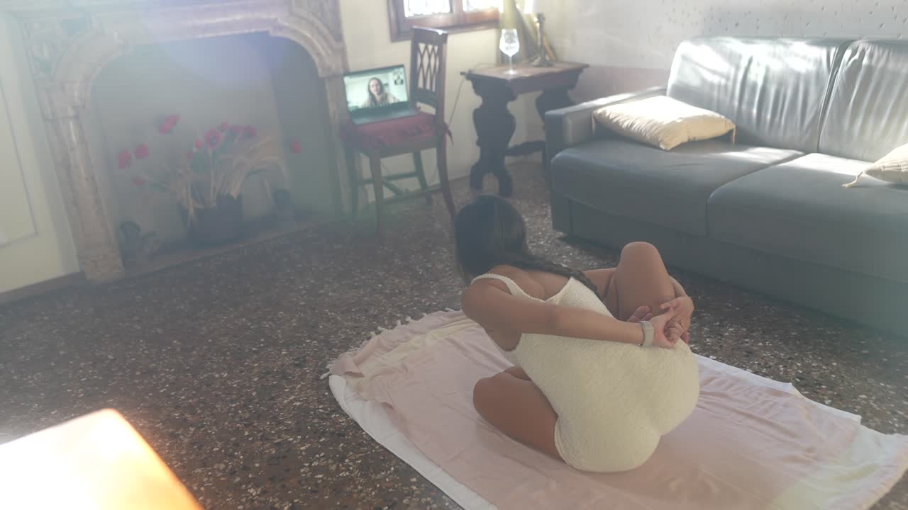 Donna che pratica yoga durante una lezione online
