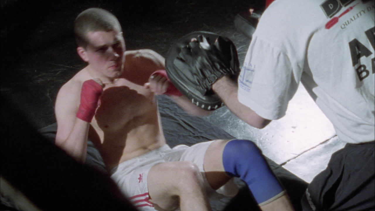 젊은 파이터는 크런치와 펀치를 동시에 조합합니다.