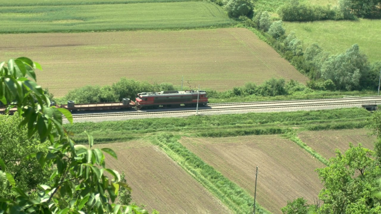 野原を走り抜ける列車。