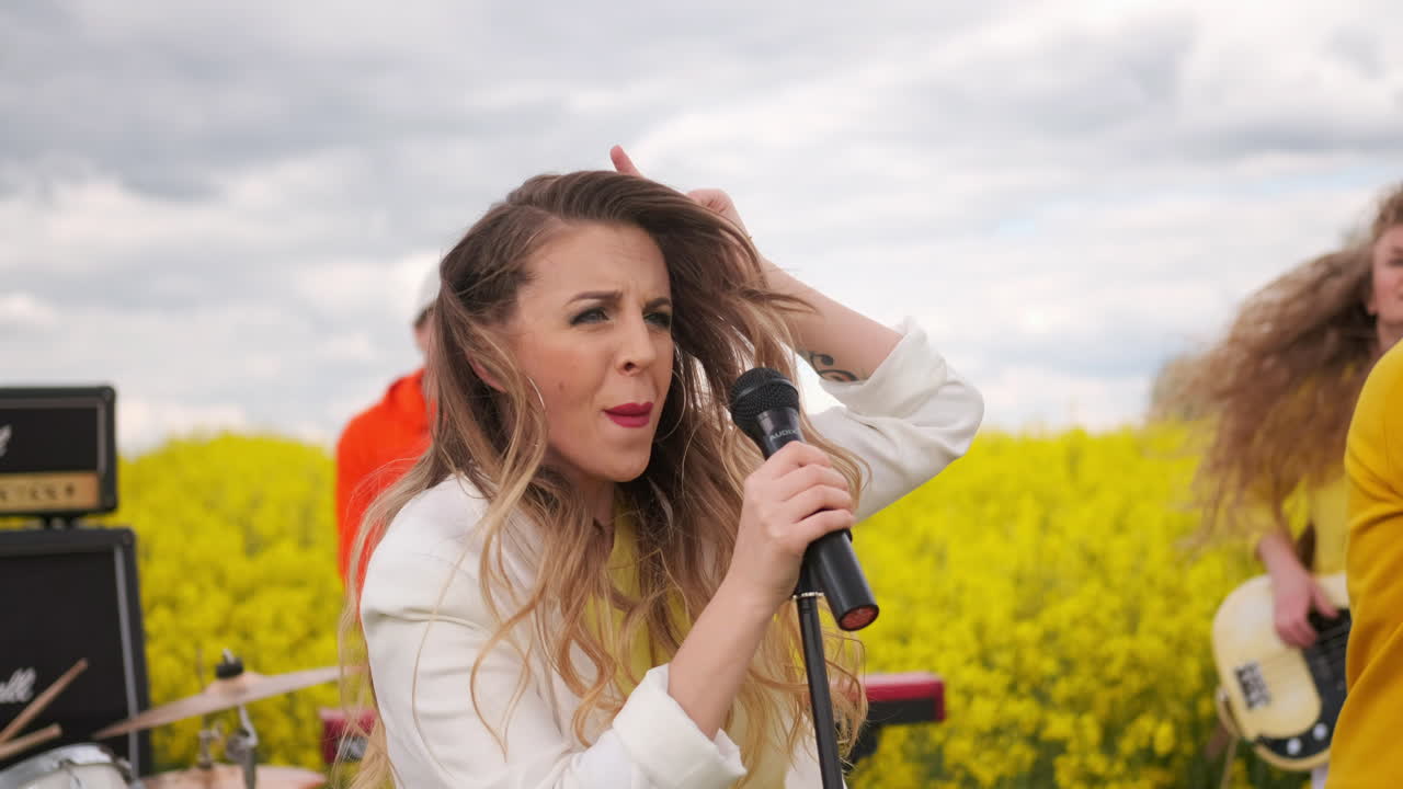 밴드가 연주합니다.