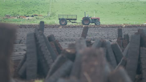 secado apilado de turba en bog en irlanda