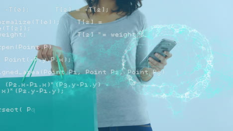 animación del procesamiento de datos sobre una mujer biracial feliz usando un teléfono inteligente