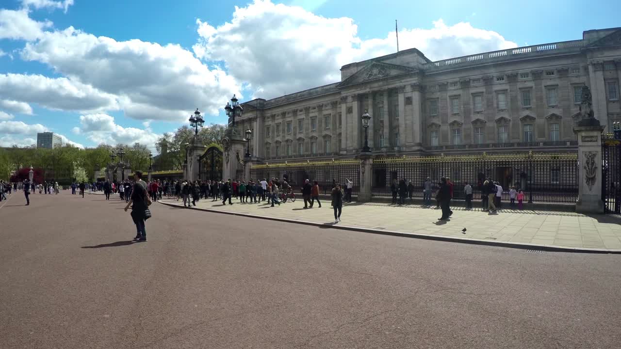 Turisti riuniti a Buckingham Palace e al Victoria Memorial a Londra