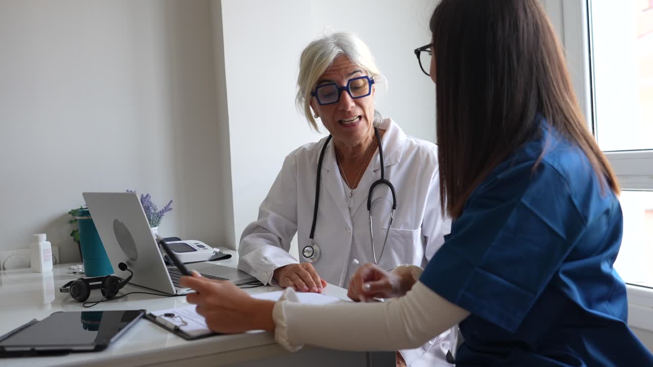 Médicos y enfermeras hablando sobre la atención al paciente