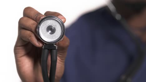 médico com estetoscópio. isolado, em fundo desfocado. tiro de foco seletivo