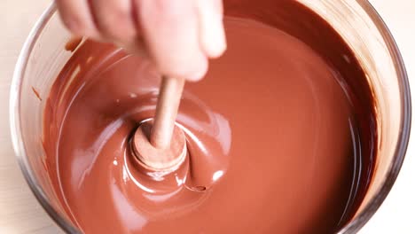 agitando el chocolate a mano en un cuenco de vidrio