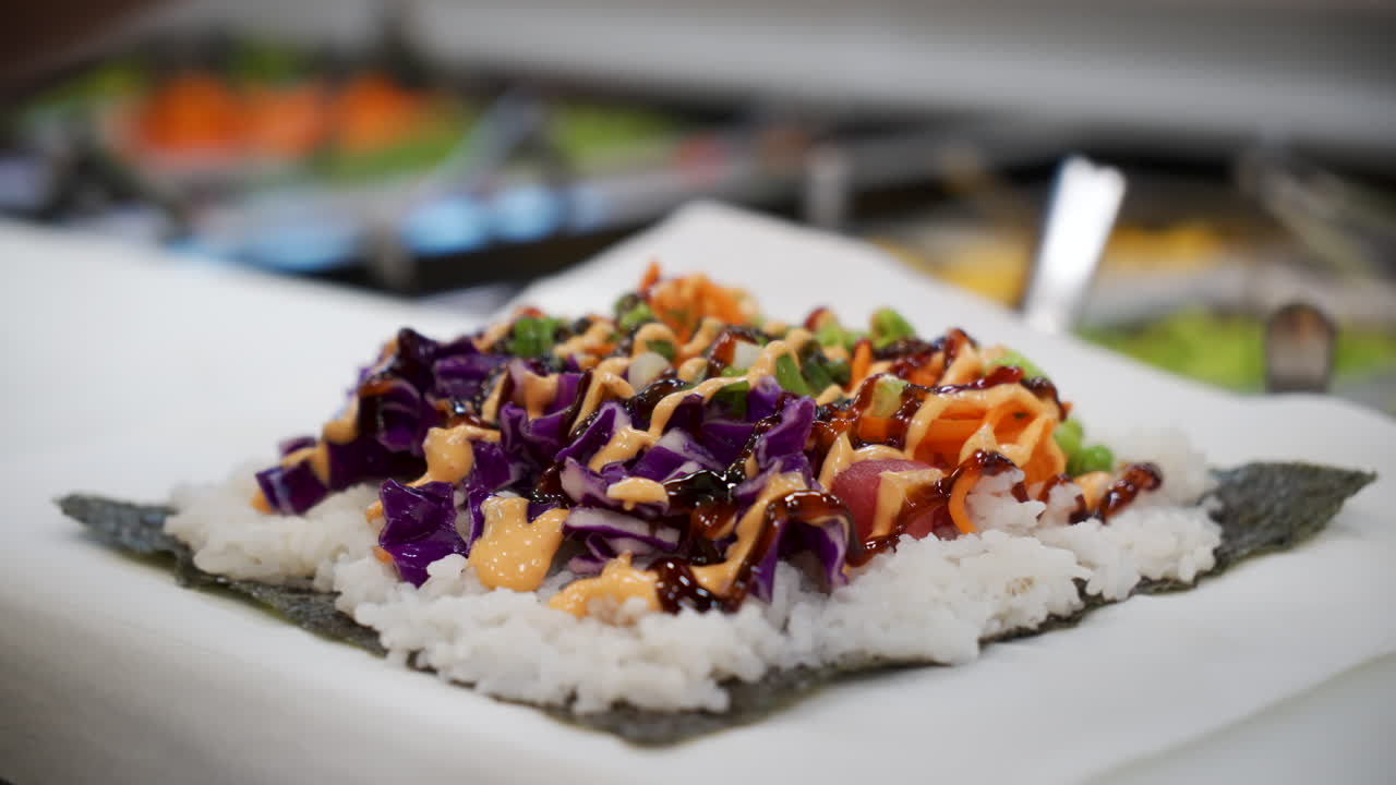 salsa teriyaki rocía sobre poke burrito, cierre a cámara lenta 4k