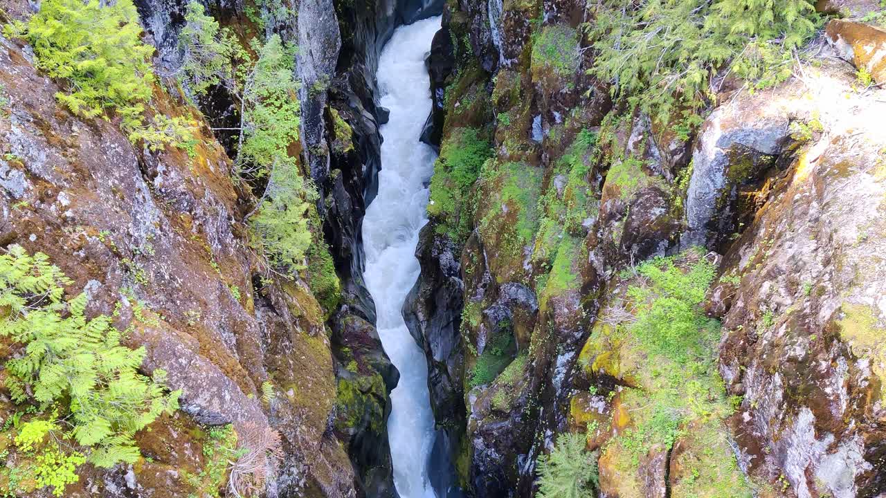 Ampia vista di uno stretto canyon a fessura scavato da un fiume.
