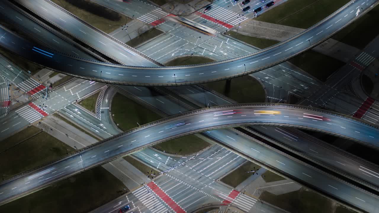 하이퍼스 트래픽  교차로 (aerial time lapse hyperlapse traffic jam interchange road) - 밤에 도로 교차로, 드론  (top view roadway intersection in city in evening) - 바쁜 교차로 고속도로를 운전하는 타임스 자동차.